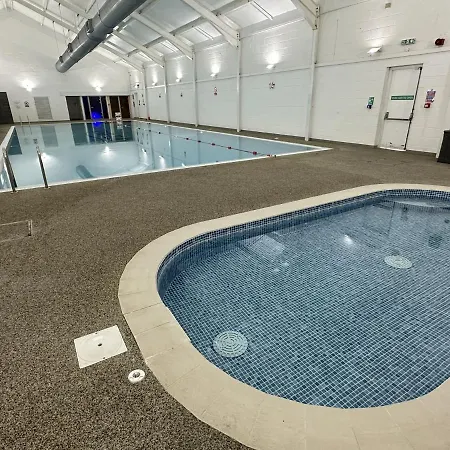 New England - Part Of The The Bay Village With Pool, Gym And Direct Access, Pub, Restaurant, Tennis And Meadows Walks 法利