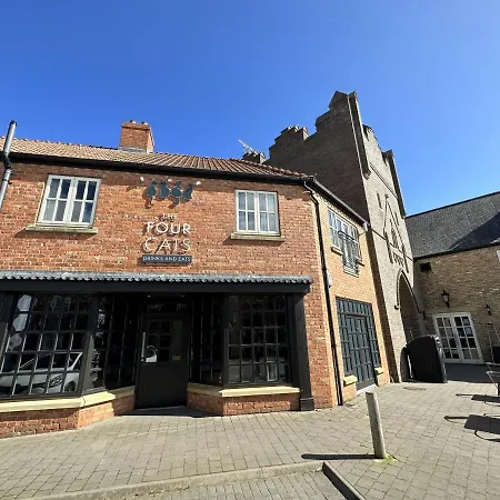 New England - Part Of The The Bay Village With Pool, Gym And Direct Access, Pub, Restaurant, Tennis And Meadows Walks 度假居 *