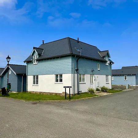 New England - Part Of The The Bay Village With Pool, Gym And Direct Access, Pub, Restaurant, Tennis And Meadows Walks 度假居 *