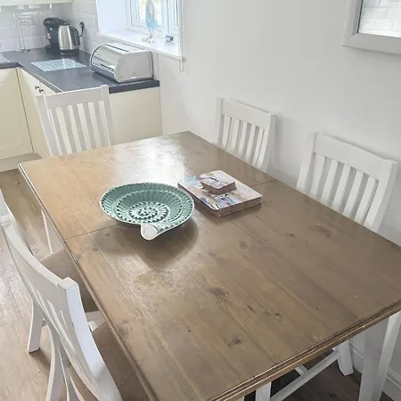 New England - Part Of The The Bay Village With Pool, Gym And Direct Access, Pub, Restaurant, Tennis And Meadows Walks *