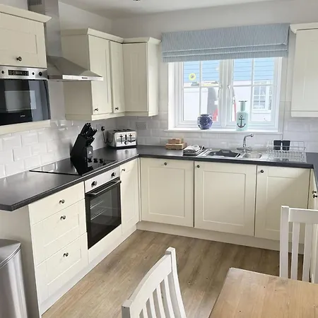 New England - Part Of The The Bay Village With Pool, Gym And Direct Access, Pub, Restaurant, Tennis And Meadows Walks 法利