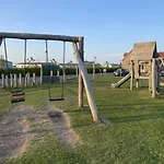 New England - Part Of The The Bay Village With Pool, Gym And Direct Access, Pub, Restaurant, Tennis And Meadows Walks Filey