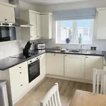 New England - Part Of The The Bay Village With Pool, Gym And Direct Access, Pub, Restaurant, Tennis And Meadows Walks Filey
