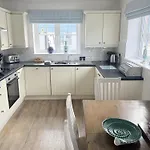 New England - Part Of The The Bay Village With Pool, Gym And Direct Access, Pub, Restaurant, Tennis And Meadows Walks Feriehus *