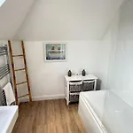 New England - Part Of The The Bay Village With Pool, Gym And Direct Access, Pub, Restaurant, Tennis And Meadows Walks Feriehus