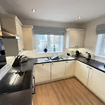 New England - Part Of The The Bay Village With Pool, Gym And Direct Access, Pub, Restaurant, Tennis And Meadows Walks Feriehus