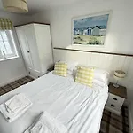New England - Part Of The The Bay Village With Pool, Gym And Direct Access, Pub, Restaurant, Tennis And Meadows Walks Feriehus